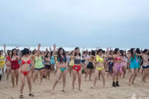Hàng trăm nữ sinh mặc bikini tranh tài trên bãi biển