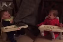 Cặp sinh đôi cười nắc nẻ chơi trò ú tim sốt mạng