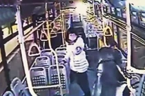 Nữ hành khách nổi điên dùng búa đập vỡ kính xe buýt