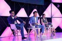 “Đại gia showbiz” tặng tiền trên TV: Người khen ngợi, kẻ chê bai