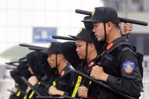 Xem Cảnh sát Cơ động Hà Nội dùng đạn cay, gậy Tonfa chống bạo động 