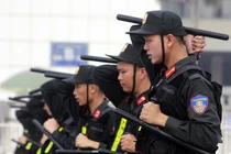 Xem Cảnh sát Cơ động Hà Nội dùng đạn cay, gậy Tonfa chống bạo động 