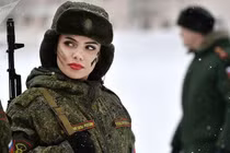 Vẻ đẹp, khí chất lạnh lùng của nữ quân nhân xứ Bạch Dương 