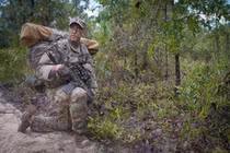 Cận cảnh sư đoàn lính dù Mỹ huấn luyện đột kích trong rừng