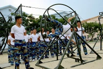 Xem bộ đội Lữ đoàn 161 Vùng 3 Hải quân Việt Nam rèn thể lực