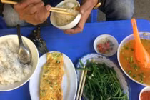 Phát hãi bữa cơm bụi 130.000 đồng chỉ có rau và trứng 