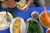 Phát hãi bữa cơm bụi 130.000 đồng chỉ có rau và trứng 