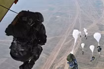 Lính dù Trung Quốc tập trận đổ bộ đường không