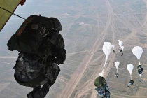 Lính dù Trung Quốc tập trận đổ bộ đường không