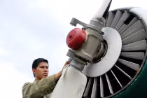 Tìm hiểu công việc của “bác sĩ” máy bay quân sự