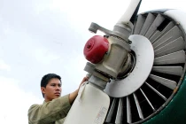 Tìm hiểu công việc của “bác sĩ” máy bay quân sự