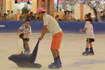 Xuân Bắc dẫn đoàn “cầu thủ tí hon” khám phá Royal City