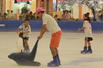 Xuân Bắc dẫn đoàn “cầu thủ tí hon” khám phá Royal City