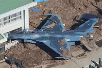 Nhật Bản sửa chữa tiêm kích bị sóng thần đánh hỏng