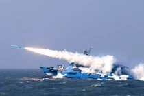 Xem tàu tàng hình 2 thân Trung Quốc bắn pháo, tên lửa