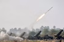 Quân đội Campuchia tập trận bắn pháo BM-21 Grad