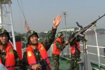 Tàu vận tải Hải quân Việt Nam luyện đánh địch