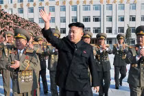 Ông Kim Jong-un lần đầu xuất hiện sau xử tử chú rể