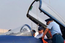 Ảnh QS cuối tuần: Tướng Mỹ “tò mò” buồng lái J-10 Trung Quốc