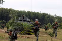 Xe bọc thép M113 Việt Nam diễn tập bắn đạn thật