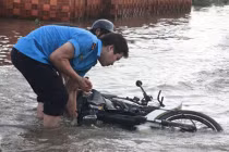 Nước triều đầy dầu mỡ, dân kêu trời