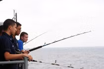 Ảnh QS ấn tượng tuần: thủy thủ tàu sân bay Mỹ câu cá