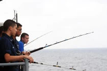 Ảnh QS ấn tượng tuần: thủy thủ tàu sân bay Mỹ câu cá