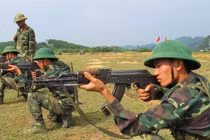 Lính mới Trung đoàn 246 luyện súng AK, ném lựu đạn