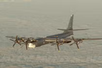 Máy bay ném bom Tu-95 Nga phóng hàng loạt tên lửa