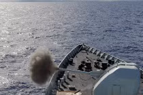 Chiến hạm Trung Quốc “phun khói” ở Nam Thái Bình Dương