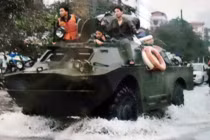 Điểm danh các loại xe quân sự giúp đồng bão lũ lụt