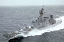 Tàu khu trục tên lửa Nhật Bản bốc cháy