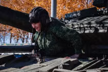 Ngắm “bóng hồng” nước Nga lái xe tăng T-72