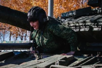 Ngắm “bóng hồng” nước Nga lái xe tăng T-72