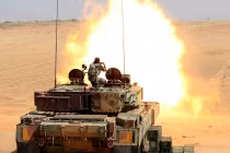 Kíp lái tăng Arjun MKII Ấn Độ “ngộ độc” khói khi bắn