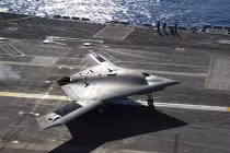 Xem UAV X-47B cất hạ cánh trên tàu sân bay thứ 2