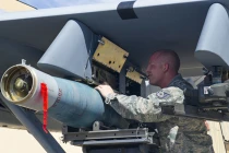 Cận cảnh việc lắp vũ khí chết người cho UAV MQ-9