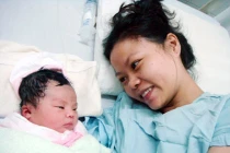 Tả xung hữu đột trong bão giúp bé Nari chào đời