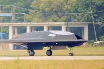 UAV tàng hình Lợi Kiếm của Trung Quốc lần đầu tung cánh