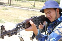 “Lính mới” Hải quân Việt Nam luyện bắn súng AK