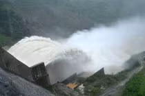 Thủy điện xả lũ, 3 người bị nước cuối trôi