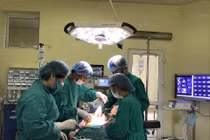 Phẫu thuật cắt bỏ u thận 2kg cho bé gái 6 tuổi 