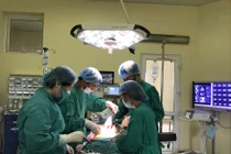 Phẫu thuật cắt bỏ u thận 2kg cho bé gái 6 tuổi 