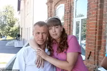 Vợ hỏi “em xinh không”, chồng im lặng nên bị đánh “không trượt phát nào“