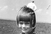 Bí ẩn hình "người ngoài hành tinh" sau lưng bé gái