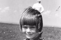 Bí ẩn hình "người ngoài hành tinh" sau lưng bé gái