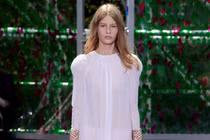 Cấm người mẫu dưới 18 tuổi có ngăn nổi “bóng ma xâm hại” trong làng mốt? 