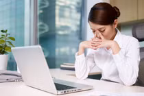 5 động tác đơn giản giúp dân văn phòng thư giãn đôi mắt, giảm nhức mỏi 