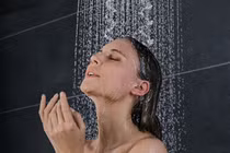 Lưu ý “sống còn” khi tắm gội ngày hè để tránh nguy cơ đột tử 