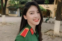 Nữ sinh mặc quân phục đi thi hớp hồn cư dân mạng